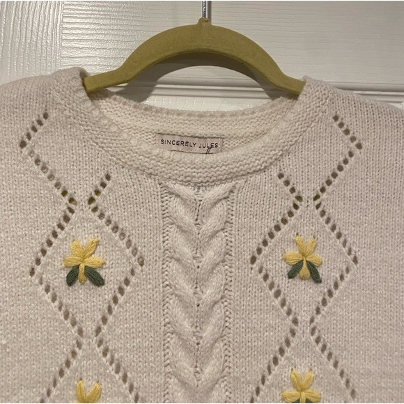 NWT Sincerely Jules Size L Cream Pointelle Knit Flower Sleeveless Top Vest - Picture 2 of 10